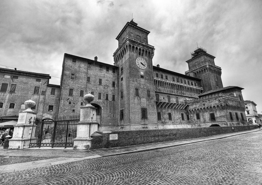 Castello_Estense_-_Ferrara_(bianco_e_nero) Castello_Estense_-_Ferrara_(bianco_e_nero)